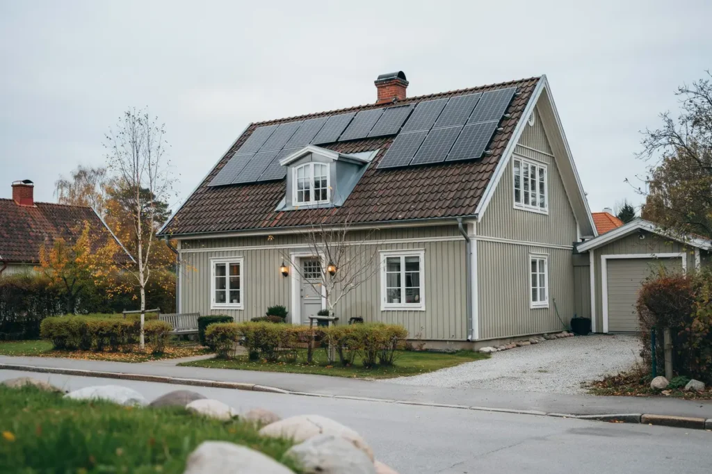 solceller p villataket s s nker du elkostnaden och kar husets v rde