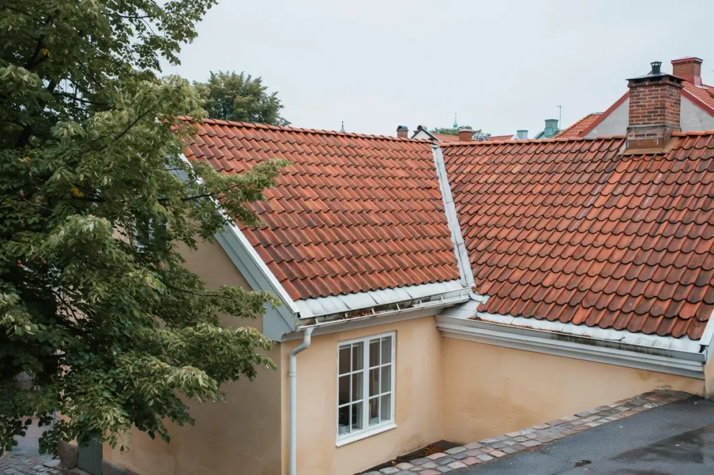 takrenovering med nya tegelpannor p villa i haga