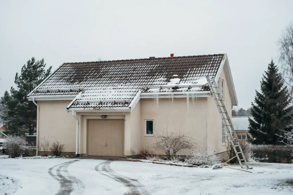 vinterunderh ll av taket praktiska r d f r att f rebygga sn skador och isbildning
